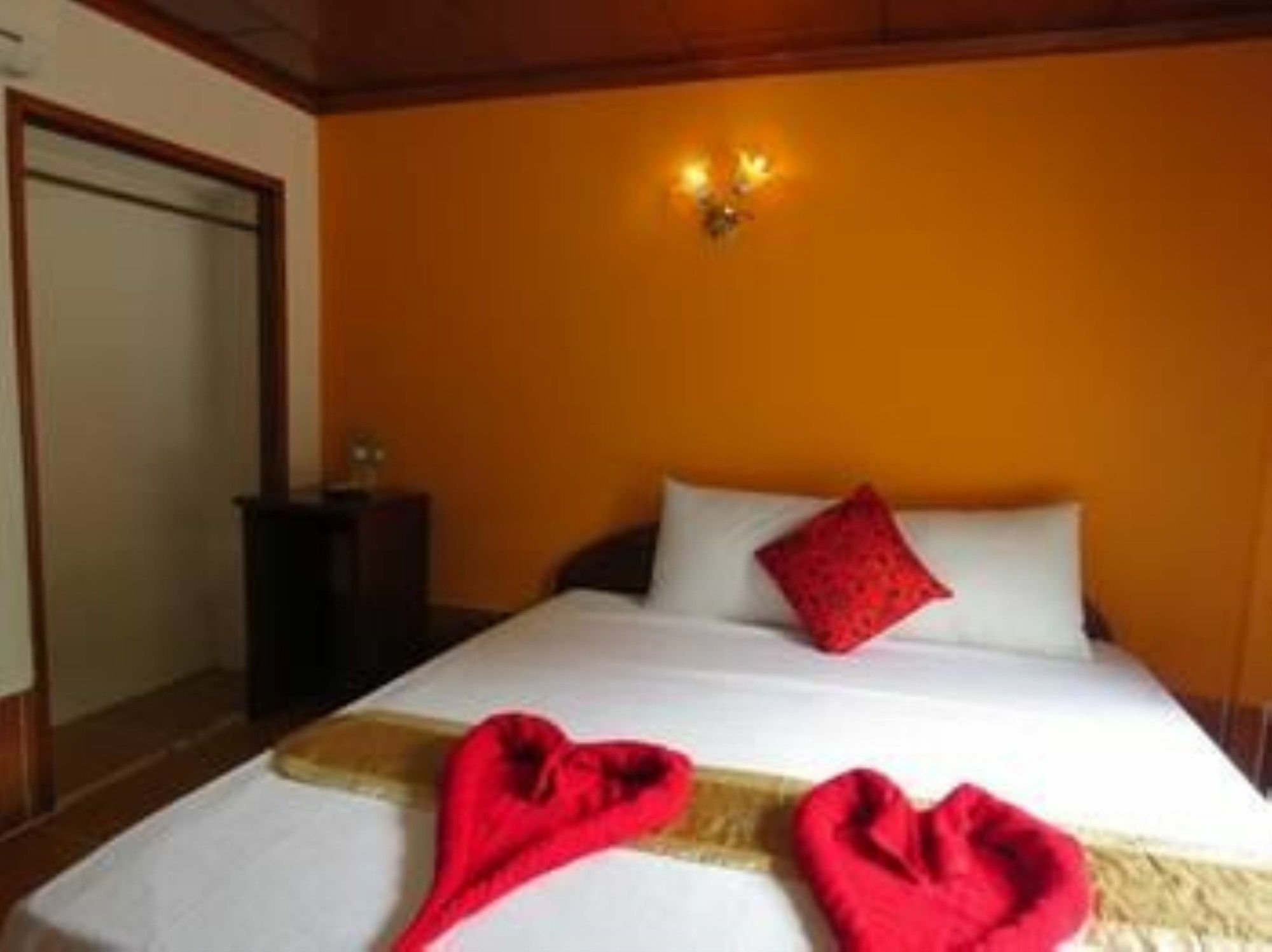 Two Easy Bungalow Hotel Sihanoukville Bagian luar foto