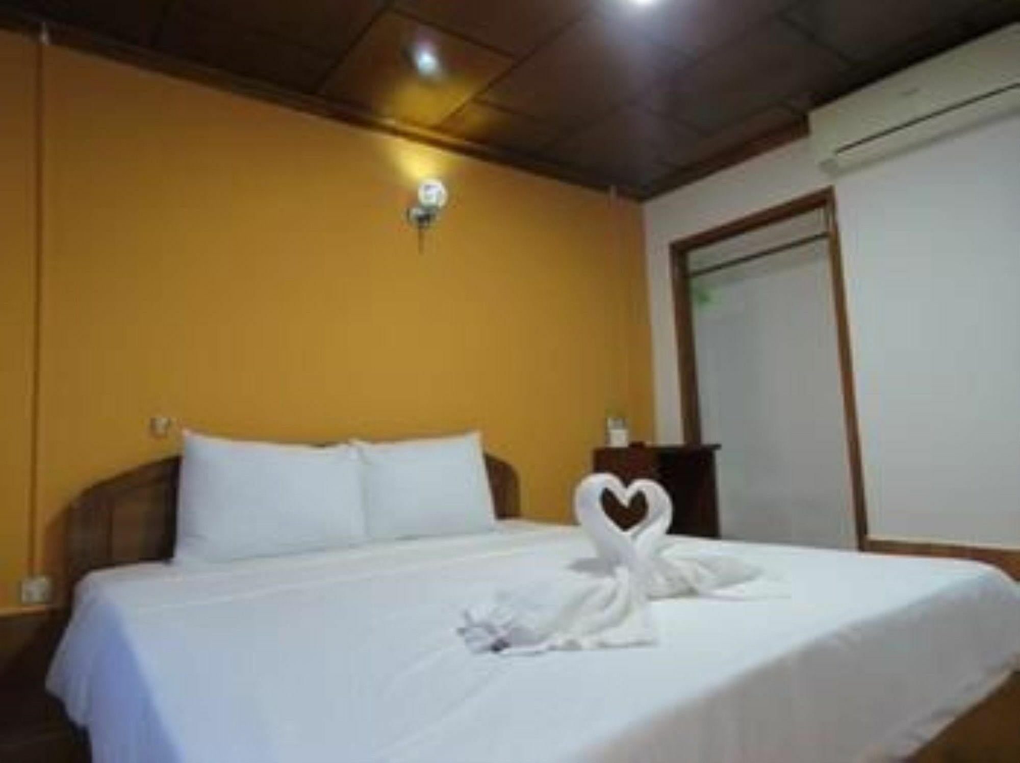 Two Easy Bungalow Hotel Sihanoukville Bagian luar foto