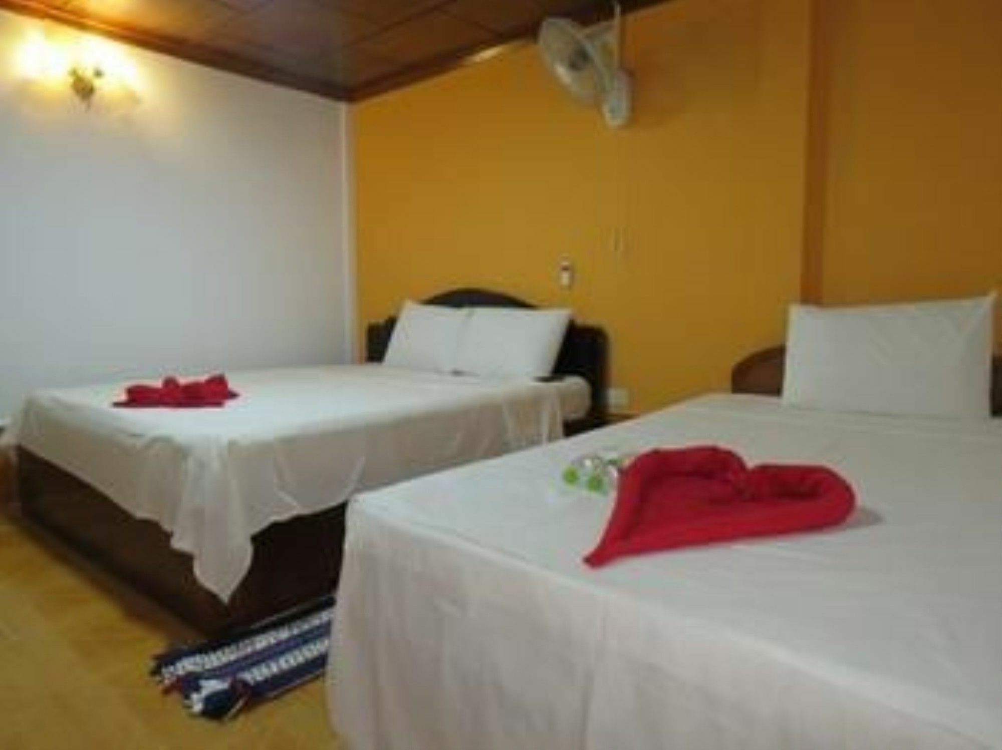 Two Easy Bungalow Hotel Sihanoukville Bagian luar foto