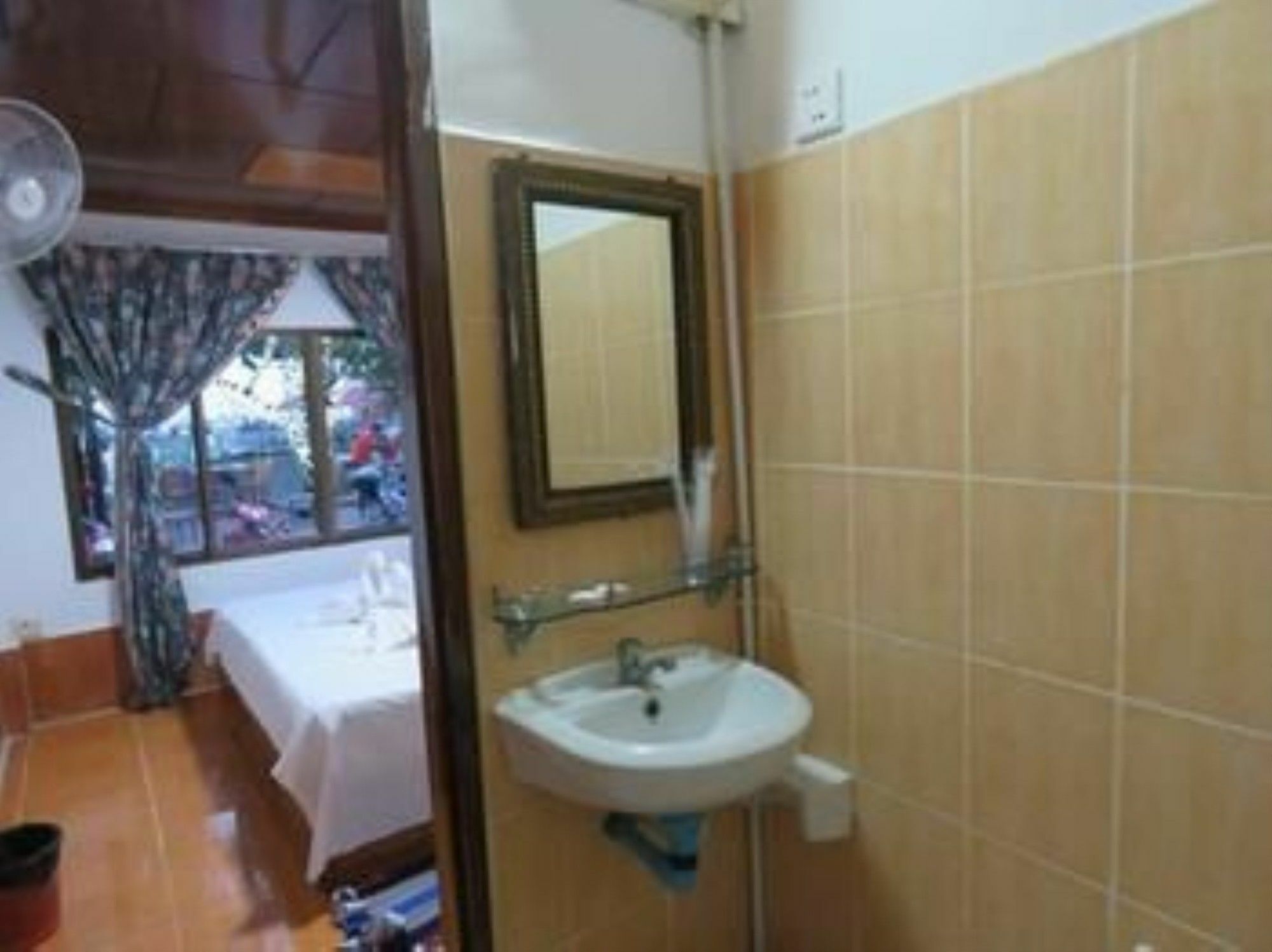 Two Easy Bungalow Hotel Sihanoukville Bagian luar foto