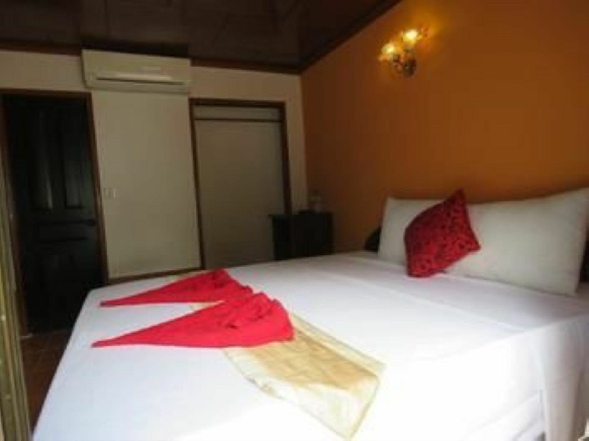 Two Easy Bungalow Hotel Sihanoukville Bagian luar foto